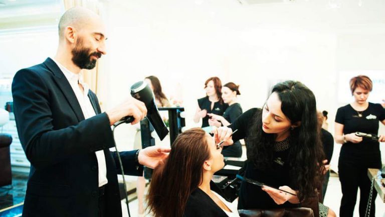 Salon, avoir la bonne gestuelle avec ses clients