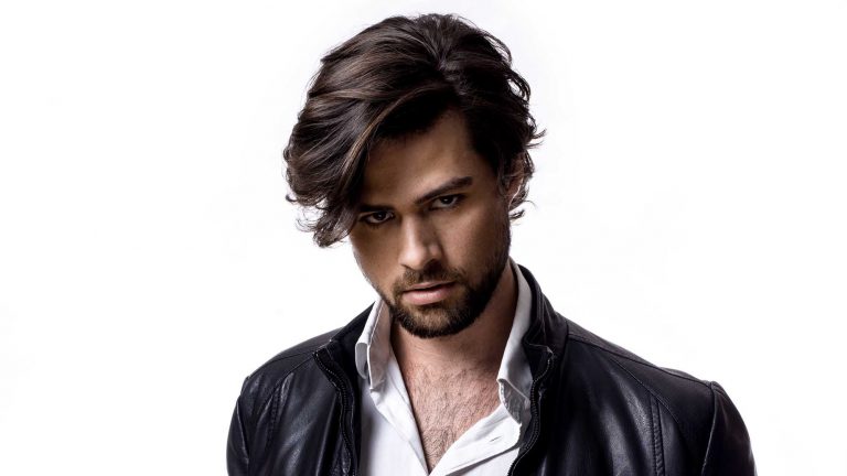 Alert Vidéo, Coiffeur en France propose une coupe homme très rock