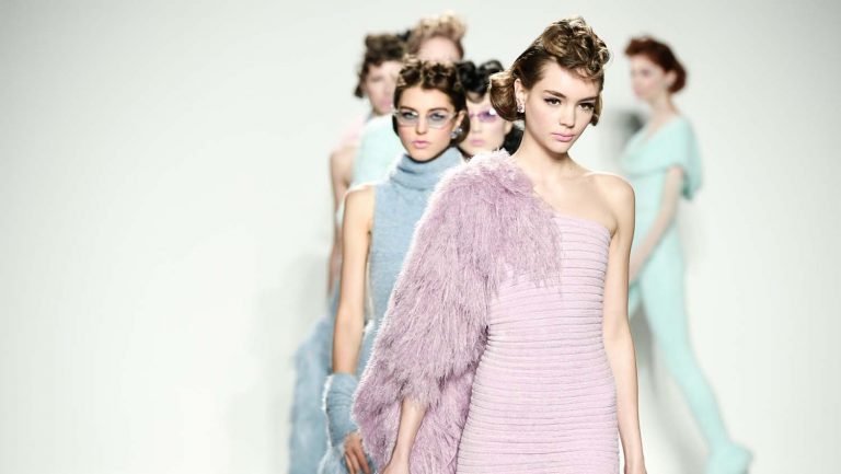 Tigi, dans les backstage du défilé Mark Fast