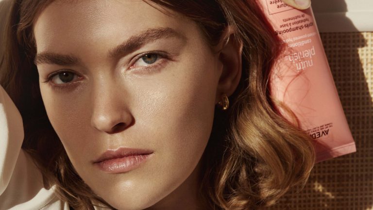 Arizona Muse égérie mondiale pour Aveda